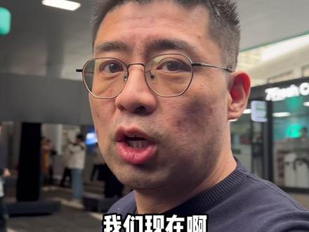 比亚迪宣布建设2万座闪充站, 先看看闪充旗舰站的模式如何? #闪充中国 计划已启动,#比亚迪宣布建设2万座闪充站
2026年年底目标:
◦ 建成20000座#比亚迪闪充站
◦ 其中包括18000座闪充中站
• 进度:截至2026年3月5日,已建成4239座闪充站
• 2026年五一前:首批建成1000座闪充高速站
◦ 以及2000座闪充高速站
🌟福利,即日起所有搭载第二代刀片电池的闪充车车主,自交车之日起,赠送1年免费闪充权益。
🌟比亚迪闪充站「圆梦建站」计划,同一地区有四个客户共同提需求,就会有团队去考察建桩