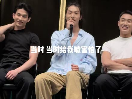 主持人问起演员会被台下的观众逗笑吗,我脱口而出龚钊回答。再来回顾一下4.12宁波下午场,我喊破喉咙龚钊别过头笑成那样了都不拉我,心不在焉的时候喜提可仁听雨拉我🥹巧克力在后台化妆间都听到是我在喊,DJ姐坐我右边都要笑死了。葛总锐评:给我乐死了,你不需要上台,你在台下就很有活#叹春风 #龚钊 #公狗剧场 #葛俊逸