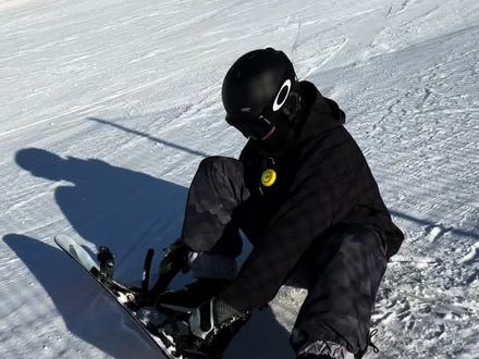 都2026年啦,不要再坐着穿固定器啦!!
#单板滑雪 #滑雪教学 #滑雪是坏情绪最好的解药 #滑雪季