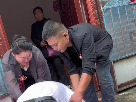 新郎把新娘送上婚车,转身回家给岳父岳母行了个跪拜礼,这一跪,胜过千言万语跪出个好家风,跪出了中华传统美德#迎亲接新娘子了 #娶媳妇 #送女儿出嫁 #新娘子出嫁啦 #跪谢父母养育之恩
