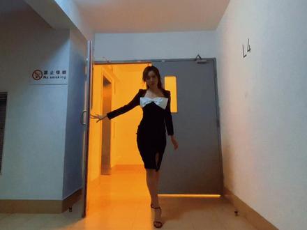 是这意思吧??#楼道走秀 #楼道变装