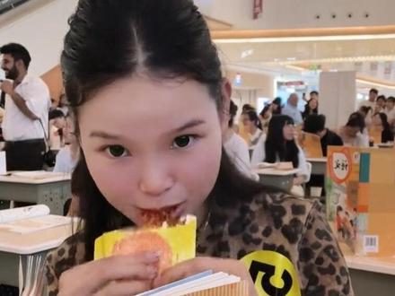 长沙首届偷吃辣条大赛…… #偷吃大赛 #长沙美食#霸王丝 #抽象@DOU+小助手