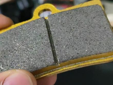 刹车皮不开槽到底是什么原理? 刹车皮开槽的原因:1,散热,开槽可以增加散热面积保持刹车稳定:因为在我们刹车时,摩擦会产生很大热量。如果热量不能及时散发,刹车片会变软,导致刹车效果下降;
2,减少噪音:刹车皮与刹车盘摩擦时会产生振动和噪音。开槽可以改变振动频率,有效降低刹车时的尖锐噪音;
3,排出粉尘和杂物:刹车过程中会产生大量粉尘,这些粉尘如果堆积在刹车片和刹车盘之间,会影响摩擦效果,开槽设计可以帮助这些粉尘和杂物排出;
4,防止材料开裂:刹车皮在瞬间高温下会热胀冷缩,开槽就像水泥路上的伸缩缝,可以释放这种应力,防止刹车片因热胀冷缩而开裂。#抖音千粉计划 #新新国标电动车 #电动车维修