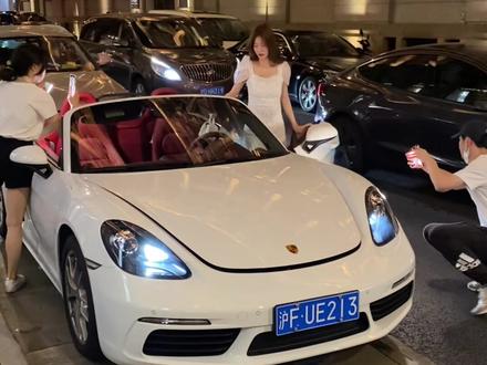 上海富婆小姐姐开保时捷来外滩兜风拍照小姐姐一个包够我奋斗一年