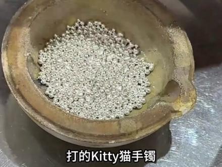 用纯银打造的凯蒂猫手镯,你们适合开口的还是闭口的呢 #手工制作纯银手镯 #匠人匠心 #手艺人 #礼物推荐 #感谢支持