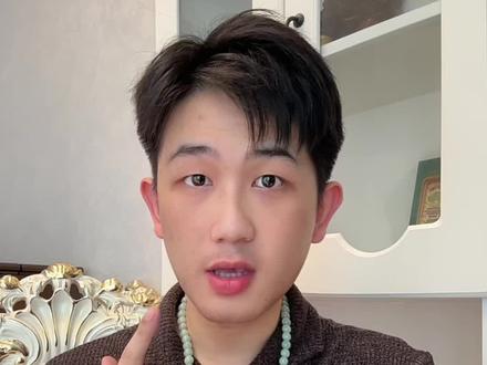 Ap联名SWatch怀表⌚本身定位也就是玩具、包挂、潮流配饰,只不过可以改装成腕表,炒作起来的尝鲜价,根本物超级不值。算起来新鲜感过了使用一个月要出手,使用成本比热门款钢劳黑绿鬼、灰游艇还高,跟正儿八经的爱彼皇家橡树热门钢款15500、15510一样高,换你怎么选?#爱彼 #swatch #劳力士 #腕表 #爱彼皇家橡树