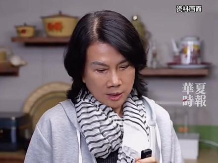 空调“铝代铜”再惹争议!格力缺席行业公约,董明珠坚持用铜 空调行业持续多年的“铝代铜”之争,因格力电器董事长董明珠的一番话迅速升温。
12月14日晚,董明珠接受采访时表示,“铝的技术我们研究了多年,但依然坚持不用‘铝代铜’的原因是,它还没有达到与铜同等的技术条件和保障。”
争议升温的背后,是行业标准体系正在加速推进。
12月11 日,在2025年中国家电科技年会上,中国制冷学会发布团体标准《房间空调器用铝管翅式热交换器生产线建设规范》。与此同时,国家标准《房间空气调节器用热交换器》也正在修订中,格力、美的、海尔、小米、海信、TCL、奥克斯等主流厂商,以及多所高校与科研机构均参与其中,新一轮标准讨论预计将于2026 年1月展开。
不过,在相关标准逐步明朗的同时,行业分歧依然存在。
近日,海尔、美的、海信、TCL、奥克斯、小米、美博等多家空调企业宣布加入“空调铝强化应用研究工作组自律公约”,该公约禁止恶意攻击行为,科学宣传铝换热器空调的特点,不得夸大或进行虚假承诺,切实提升消费者对行业产品与技术的信任度。
值得注意的是,格力并未参与上述公约。董明珠仅表示,“我们并没有说不研究(铝代铜),直到铝能够完全替代铜,我一定上铝。”#董明珠回应空调铝代铜 #空调铝代铜