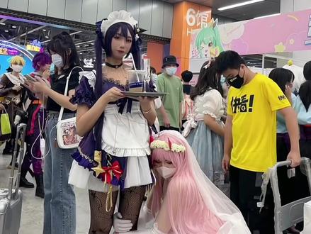 里面有两个男孩子,能猜得出来吗?
02竟然穿婚纱在漫展抱腿!
#漫展 #coser #darling国家队 #萤火虫漫展