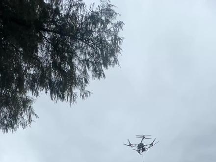 大疆FC100无人机能不能吊运塔材?效率如何? #鑫颐无人机吊运 #无人机吊运塔材