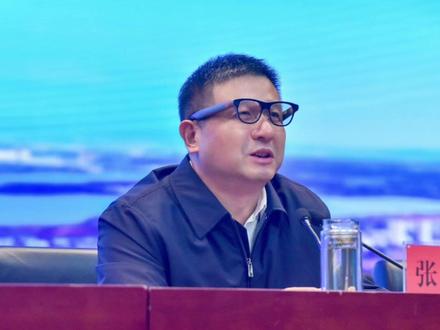 #武汉江夏区委书记张斐升任副市长,曾佩戴智能眼镜“脱稿”演讲