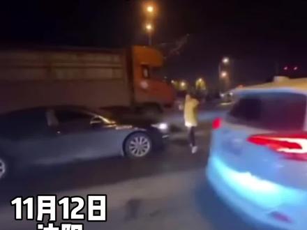 疑似醉酒女子路上拦车尬舞:“我都没有亲情和爱了”