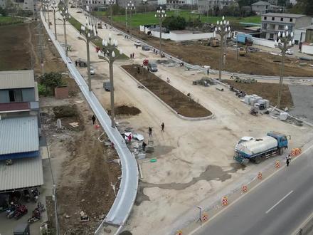 孝感互通连接线最新进展,大部分已经铺好沥青画好分道线了,只有入口段还没有铺沥青,应该很快就能铺好通车了#孝感互通连接线 #茂遂高速 #成都三绕