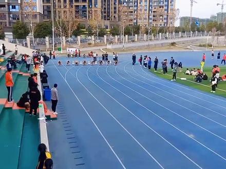 抚州市运动,临川二中国家一级运动员熊威,100米跑出10.92的骄人成绩。