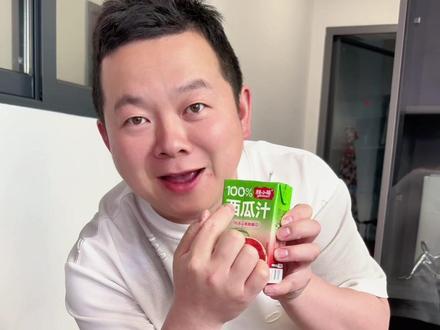 西瓜汁就得喝这种100%的西瓜汁,清甜爽口,真的太适合夏天了。#西瓜汁 #果汁 #饮料