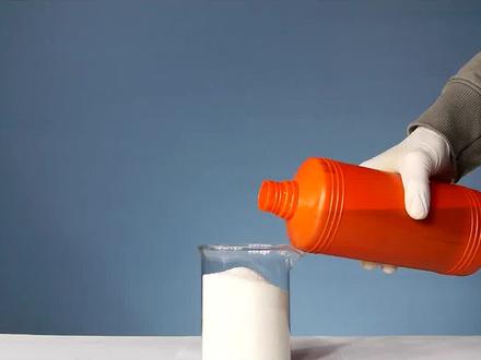 铁勺被腐蚀成渣,玻璃瓶都装不住,地表最强酸的腐蚀性到底多恐怖 #2022科普时刻 #硫酸 @抖音博士团