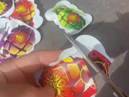 整蛊小手雷里面是,柠檬酸水与小苏打粉,产生气体,撑破炸弹包,导致爆炸,请远离眼睛与脸部,大概30秒左右爆炸,#整蛊手雷 #奇怪的捏捏玩具好好玩 #大人也要玩玩具
