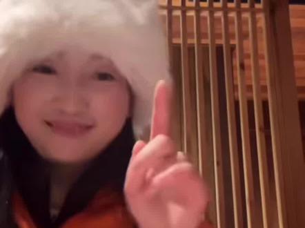 #创作灵感 韦山跟花花直播间,韦山直接被网友插出去 哈哈@荒野韦山 #摄影师花花 #直播间乐趣 #张家界七星山 #荒野求生