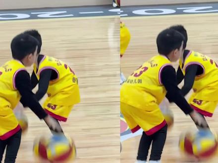 2025全网最佳失误!少年团魂燃爆全场!你看哭了吗? 解说版
谁能想到,一场篮球比赛的中场表演,竟成了2025年“最燃的失误”!
东莞篮球宝贝,一个孩子的球突然脱手,他没有停顿,也没有慌张,而是迅速跟着是队伍变换队形,继续无实物拍球。身旁的队友,也默契接住了这场意外,两个孩子临危不乱,轮流进行着无实物表演。
真正的封神时刻是在后面,变换队形时,前排队友一边双手控球,一边大步走到掉落的球前,一脚后踢,将球精准地传向身后,连蹲在台边已准备扔球补救的老师,都怔住了。
更动人的是: 第二排的小朋友默契地让出半步,好让球顺利通过。丢球的小朋友捡起后,马上调整状态和节奏,跟上了整个队伍的表演。
一个临危不乱,一个江湖救急,一个紧急避让。 在这场高强度、快节奏的表演中,根本不允许分心,但每个孩子不仅深度专注于自己,还眼观六路,耳听八方,关注周围伙伴的情况。网友调侃说:拿着这种默契来比赛,哪有打不赢的?
“掉球或许有预案,但这样的救场绝对没有。” 小小的孩子们,在卡点那么紧的节奏里,能瞬间完成判断、配合与补救,这是我们大人都不一定能做到。捡球的男孩更是有大将之魂, 他的这一脚,不仅踢出了全场的高光时刻,也踢出了团队最深的默契。
技术娴熟固然重要,但人性的光辉更让我们动容!在成年人精致利己的世界里, 孩子们这种补台不拆台的团队精神,显得如此珍贵。好多网友看得热泪盈眶,一股暖意涌向心头,或许我们是被那个在万众瞩目下失误后依然临危不乱的孩子感动了,更或许是小朋友们默默为犯错的伙伴解围更让我们感慨。原来,我们都爱看“有人味”的表演。
酣畅淋漓的失误和行云流水的补救,让这场表演达到了零瑕疵所无法企及的高度。
孩子们用行动告诉所有人:失误并不可怕,如何处理失误才更重要。就像一位网友说的:“不会因一个动作毁掉整场比赛,也不会因一件事就毁掉整个人生。” 在25年的尾巴,26年的伊始,我们刷到了全网最佳!
少年强,则国强;少年团结,则国团结。“如果放开手,让这些情绪稳定、临危不乱、懂得协作、互相补台的社会主义接班人可劲造,那么,中国什么样的未来,我们不可以期待呢?”
#失误 #少年强#东莞篮球 #东莞大朗 #广东女篮
◎ 东莞篮球中心