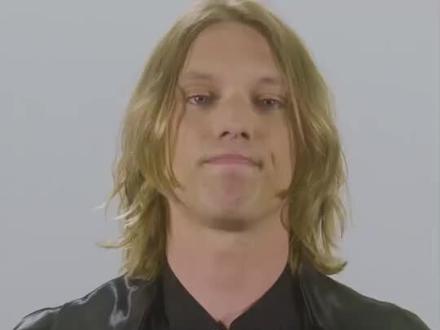 JCB想再和#JosephQuinn合作!但这次不要杀了他~~🔒
#怪奇物语 第四季捧火的角色一定有维克那和艾迪。近日,维克那扮演者#JamieCampbellBower 对于网友们疯狂嗑的他和艾迪的bromance,表示:“Joe是我在剧本通读会上最先认识的一批人里的。作为英国人和新来的,我们自然而然地被彼此吸引。大家都非常欢迎我们,对我们非常友好,但讲真加入任何已有的演员阵容都是一种非常不和谐的体验。是真的,任何通读都很吓人的,因为你老会想,天了撸,我必须得做好。尽管没有摄像机对着我们,也没有穿着戏服。但我记得在我们第一次休息时,我和Joe一起去外面抽烟,我们互相鼓励,给彼此爱和支持。Bromance绝对是很真的。他人超棒,我希望有机会再次与他共事,当然下次就不要杀了他吧。”