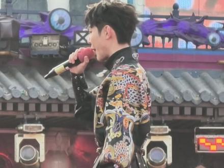 高迪带着十万人魔力广场王婆说媒喊麦,高老师发红包只发小女孩,我们祝福高迪下一个是女儿#近距离看明星 #高迪#我带着十万人