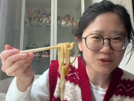 #美食 #日常vlog #吃货 #吃货日常 #我的生活日记 @DOU+小助手 @DOU+上热门 从此以后我的麻辣烫名单又多了一位刘文祥,黏糊糊口感的麻辣烫激活舌苔,和野味的卤人甲一起吃非常过瘾!!!