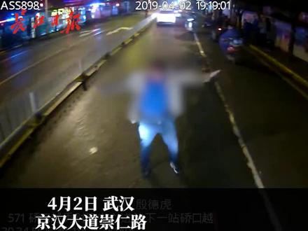 “酒疯子”街头拦车,“公交哥”冲上前将其制服