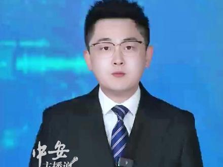 云南昆明街头,4人公然在车道中间策马狂奔,无视交通规则与公共安全!4月21日,昆明盘龙区4名骑手骑马穿行主干道,途经多个十字路口不减速,还不时骑上超车道。#策马奔腾 #马路骑马 #交通安全 (作者:耳东)# 投稿邮箱:3882124142@qq.com;更多视频点击关注@中安在线