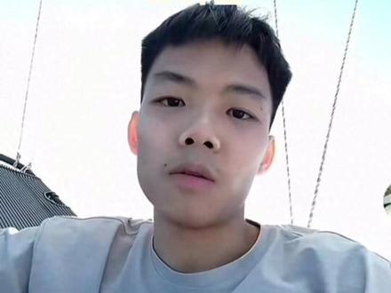 20岁瘫痪男子绑氢气球升空