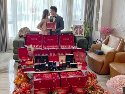 Vlog | 记录温州习俗仪式感满满的订婚日🎎温州习俗的订婚还是有些复杂的
好多好多传统和规矩 ~
.
.
♥️我们是照温州市区的习俗置办的
我也不是太清楚 反正总结个大概哈
❤︎男方准备:
①彩礼:现金 (女方不收 全部一起退回)
②喜糖:大糖+小糖
③六样:鸡鸭鱼肉等等
④饰品:钻戒对戒手镯项链手表等等
⑤服饰:包包鞋子等
❤︎女方准备:
①嫁妆:现金.汽车.房子等等
②六样:红枣桂圆莲子等等六样
③饰品:金手镯 金项链等
④服饰:衬衫西装包包鞋子等等
⑤碗:高脚碗和汤圆碗 要两套 有100多件东西
(碗筷 盘子 汤勺等等)
.
.
♥️订婚日流程:
早上8点多家里近亲都在各自新郎新娘家中 一起帮忙做点事。我们是女方 家里叫了小姨和婶婶煮汤圆和泡茶…我全程陪着新娘 帮她穿衣~男方那边10点多到女方家 然后带着彩礼过来 然后新郎给新娘父母敬茶 收改口费 今天开始就叫爸妈啦~结束后 带新娘和所有东西回男方家 因为时间有点晚了 大家就先去吃中饭。
#婚礼 #订婚纪实 #吾家有囍
#备婚vlog #订婚快乐 #订婚宴布置
#订婚啦 #订婚订婚订婚啦 #订婚宴