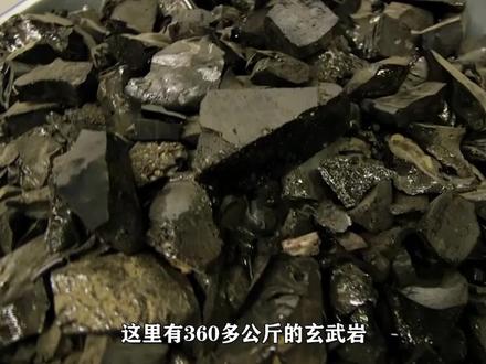 难得一见的现象,岩浆遇水会发生什么?你知道原理吗? #知识 #科学 #实验