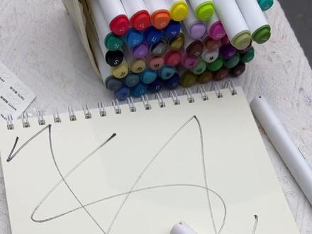 孩子画几笔让我画成一幅画 看似很简单,实则一点也不复杂!她随意的几条线以为给我增加了难度,其实一个画画的派大星挺不错,你觉得呢,评论区晒晒你们的画#一起学画画 #画画 #海绵宝宝 #派大星 #艺泽美术