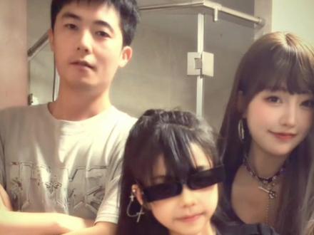 女儿喜欢~ 爸妈陪跳 #梦的翅膀受了伤 #群像