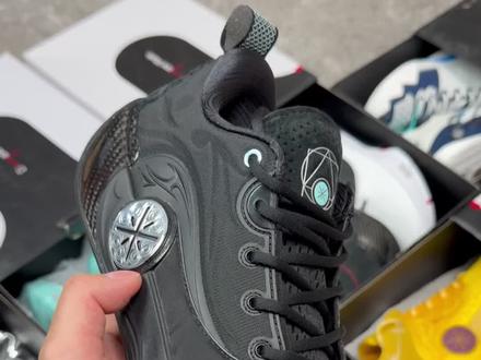 库里脱下科比6,换上韦德12。再聊一下韦德12的历史地位。李宁抓点紧吧……
#球鞋 #篮球 #球鞋测评 #库里