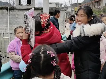 1月14日,贵州,新娘哭嫁的一幕却乐翻全场,“为啥要捂脸 因为怕别人看见笑~”网友:好可爱的新娘~#哭嫁 #婚礼搞笑瞬间