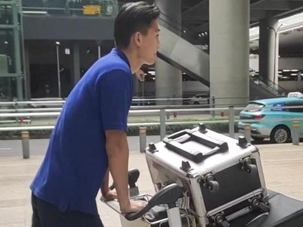 结束中超二十二轮客场对阵武汉三镇比赛的申花队,今天中午返沪,机场随拍帅气的小将蒋圣龙!#上热门 #上海申花 #蒋圣龙