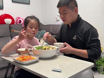 妈妈不在,80后爸爸一个人带娃的一天,一个人也要把孩子带好