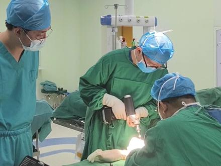 记者带你近距离观看骨科手术,抡大锤、电钻打孔,场面堪比装修现场,医生提醒保护骨骼健康要少做3个动作 #骨科手术有多吓人 #手术室里你不知道的事 #骨科手术演示 #保护骨骼健康