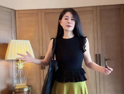 彩色裙配黑无袖,鞋子千万别穿黑! 叶绿色裙子,搭黑色无袖,优雅又提气。但鞋子别穿黑色!一旦露脚,鞋子的颜色要跟着“人的颜色”走——米黄、米白、叶绿本身。这样整体才轻盈、高级,不显重。
#叶绿色穿搭 #黑色无袖 #鞋子搭配 #气质穿搭 #穿搭干货