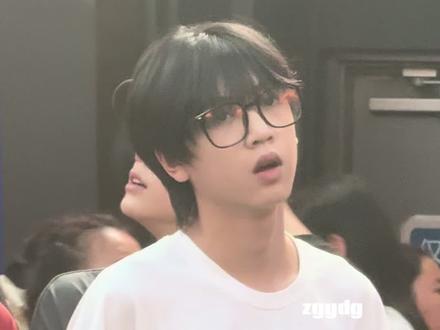 这里有个眼镜狗🤓#张桂源 #fly