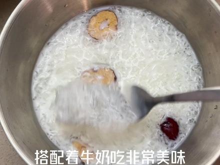 32岁女由于长期频繁空腹吃燕窝…
作为一个吃了好几年燕窝的“老饕”,必须来和你们唠唠我的血泪经验😭!以前我天天雷打不动吃3克干燕窝,后来发现真没必要!身体根本吸收不了,钱包还遭罪!今天就把我的省钱又有效的吃法、挑选秘诀全分享给你们!
.
📌我的神仙吃法
🌞 早餐搭配:早上空腹来一碗燕窝牛奶,暖胃又营养!
🌛 宵夜CP:睡前两小时燕窝加上椰奶和喜欢的水果,低卡又满足,完全不用担心长胖!
.
📌超实用选燕窝攻略
1️⃣ 高性价比之选
我平时也会买点燕窝和燕盏掺着吃,性价比蛮好的长期吃也不心疼。只要认准有溯源码、半干挑工艺,泡发率能到8倍以上的,品质就差不了,毕竟是自己吃,别太在意卖相!
2️⃣ 特殊时期重点
怀孕和坐月子的姐妹,听劝!一定要吃燕盏!这个时候营养太重要了,一人吃两人补,对自己和宝宝都好
3️⃣ 别被价格所迷惑
燕窝可不是越贵越好!像我现在吃的溯源中大盏,一克才18块多,日常吃性价比超高!别盲目追求贵价货,适合自己的才是最好的
4️⃣ 自己炖才放心
鲜炖、即食我都试过,最后还是回归自己炖!能清楚看到燕窝品质,炖煮过程也放心,关键是太省钱了!自己炖一个月才6、700,鲜炖直接要2000,这差价我能再买好多食材!
5️⃣ 宝宝食用注意
家里有小朋友的注意啦!最好等宝宝满6个月再吃燕窝,每次1克,隔天吃一次就够,不要过量。
.
📌常见问题回答
1️⃣怎样炖出完美燕窝
一定要隔水炖!泡发别超过4小时,用纯净水,炖25分钟左右就关火,炖好赶紧拿出来。怕腥的话,加牛奶、水果,放凉后吃,很nice
2️⃣ 一周吃几次合适
一周3 - 4次,隔天吃就OK!我个人觉得当早餐或者睡前吃吸收都不错
3️⃣ 燕窝怎么保存
干燕窝找个干燥通风的地方放好就行;泡发好的沥干水放冷冻层;炖好的用分装瓶密封好,放冰箱冷藏能存1 周左右
4️⃣ 燕窝价格水很深
别迷信品拍,燕窝好不好主要看品质。千万别贪便宜买直播间9.9的那种,大概率都是刷胶、漂白的!选燕窝还是要谨慎#燕窝 #燕窝推荐 #燕窝知识 #燕窝养生