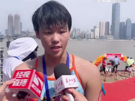 16日,2022第47届武汉7•16渡江节举行。女子甲组冠军是这位15岁女孩,低调又谦虚,已是两届冠军。