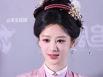 有种“基因彩票”叫杨紫,《家业》剧宣父母现场支持,正面照曝光才懂啥叫拿捏顶配基因 #杨紫 #家业 #杨紫谈为什么接拍家业 #影娱热点团 #内容启发搜索