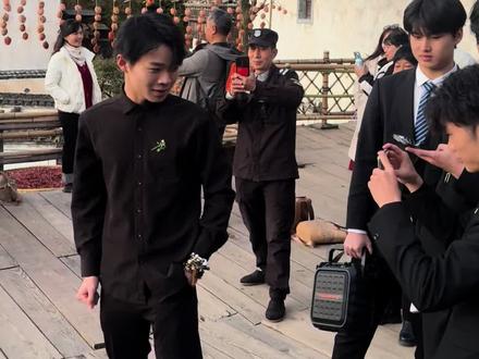 篁岭偶遇网红刘梓逸,百万运镜太牛了
#拍摄花絮 #婺源篁岭 #篁岭晒秋