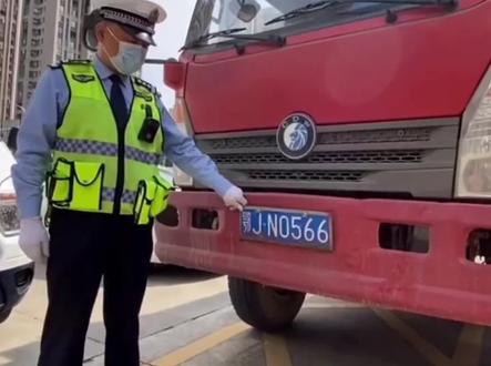 论现在的司机为了遮挡自己的车牌能有多努力