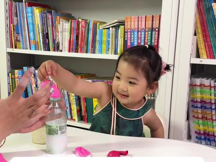 🌲准备材料🌲
小苏打baking soda:作为反应物之一,提供碳酸氢根离子。
白醋white vinegar :作为另一种反应物,提供醋酸根离子和氢离子。
气球balloon:用于收集并展示反应产生的气体。
容器:bottle 如塑料瓶或玻璃瓶,用于盛放小苏打和白醋,并作为气体的产生场所。
漏斗funnel:倒白醋和小苏打会更方便
化学元素书the book of chemical elements :可以把晦涩的东西具象化,增加一些趣味性。
🌲实验步骤🌲
准备材料:将小苏打装入气球中,白醋倒入容器中。
套上气球:将装有小苏打的气球小心地套在容器口上,确保气球口朝下且不漏气。
观察反应:将气球中的小苏打倒入容器中,与白醋充分接触并发生反应。观察气球如何因二氧化碳气体的产生而逐渐膨胀。
#幼儿启蒙 #早教育儿 #英语启蒙