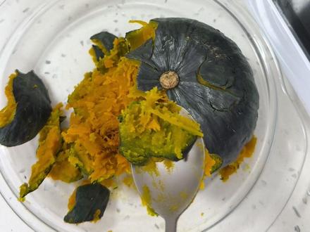 #与辉同行 与辉同行买的贝贝南瓜,微波炉只要八分钟 叮出来的南瓜粉感很足 软糯香甜 #贝贝南瓜 #微波炉美食 #懒人美食