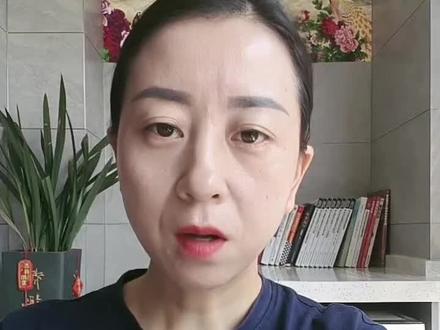 公共收益归全体业主共有,但并非个人所有,《民法典》第二百八十二条及《物业管理条例》第五十四条,明确规定公共收益优先用于专项维修资金或业主大会共同决定的其他用途,并不是由个人随意要求抵扣物业费或直接分发。那么个别业主的诉求肯定是不合理的,因公共收益的使用是涉及全体业主共有和共同管理权利的重大事项,参考《民法典》第二百七八条第九项,需要双三分之二的业主参与表决决定的。如果小区没有达到表决条件或者暂时没有成立业委会,物业公司需要做好公共收益的管理及定期公示,对公共收益要进行专户存储、单独列账、独立核算、定期公布,合理成本的扣除算法可以按当地住建部门的指导标准或者物业成本投入的据实分摊。建议物业人员必备《民法典》和《物业管理条例》,以便更好开展工作。#上热门🔥 #物业与业主 #物业 #抖音流量扶持 @DOU+小助手
