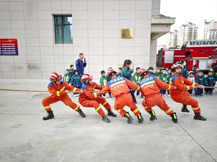 【拔河比赛】消防员vs幼儿园老师,赛前的叮嘱已经抛之闹后,眼