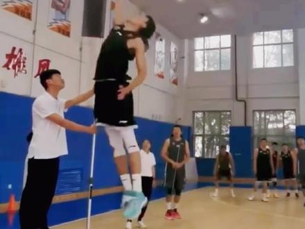 刘雁宇3米76打破CBA摸高纪录!继伟望杆兴叹#刘雁宇#辽宁男篮#赵继伟#摸高 #风吹过八千里