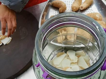 一个朋友寄来箱天麻,大姐弄来泡了大瓶天麻酒,太感谢朋友了